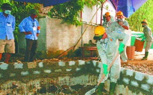 Ngày thứ ba khai quật thuốc trừ sâu: Hố chôn nào cũng có thuốc trừ sâu cực độc