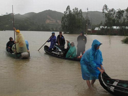 Hồ chứa lại ồ ạt xả lũ