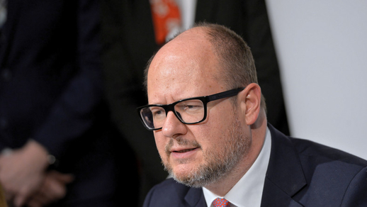 Ông Thị trưởng Gdańsk Paweł Adamowicz bị tấn công bằng dao trên sân khấu ở đêm chung kết Đại hợp xướng Giáng sinh từ thiện (Wielka Okiestra Świątecznej Pomocy – WOŚP)