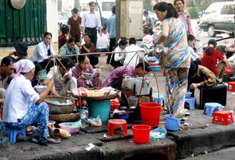 Quản thức ăn đường phố: Lại “bắt cóc bỏ đĩa”?