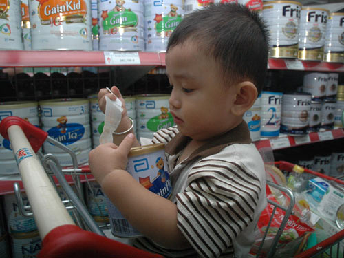 Giá sữa ngoại bị thao túng