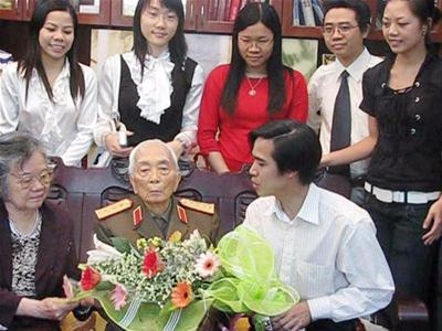 Hà Nội tuyên dương thủ khoa: "Thảm đỏ" nhưng khó vào