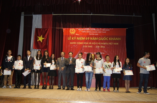 Kỷ niệm 69 năm  quốc khánh 2-9 và trao phần thưởng cho các cháu học sinh, sinh viên học giỏi tại Warszawa.