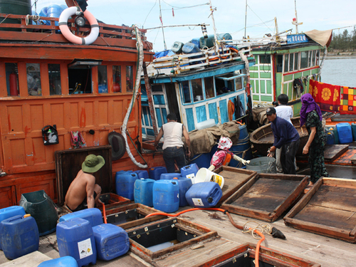 Ngậm ngùi những con tàu bị nước ngoài bắt