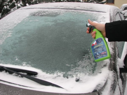 Cách cạo băng tuyết trên kính xe mùa đông đúng cách