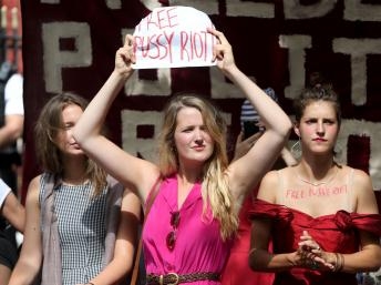 Cảnh sát Nga truy bắt các thành viên khác của ban nhạc Pussy Riot