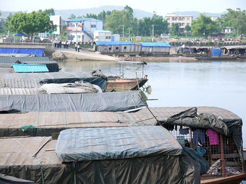 Trung Quốc “cấm biên”, hàng ngàn container ách tắc