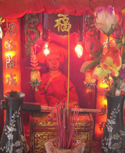 Gái điếm, ăn trộm thờ chung 'thần'?