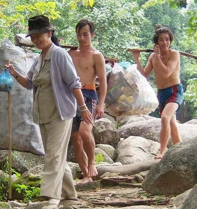 Theo chân "cửu vạn" trẩy hội núi Bà