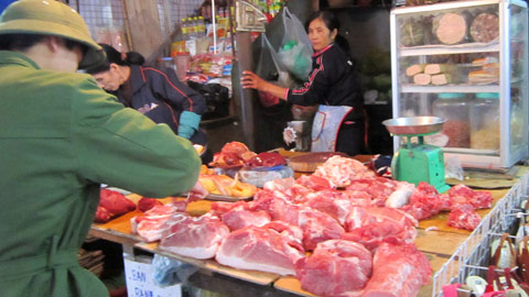 Thịt lợn khó bán vì nghi nhiễm độc