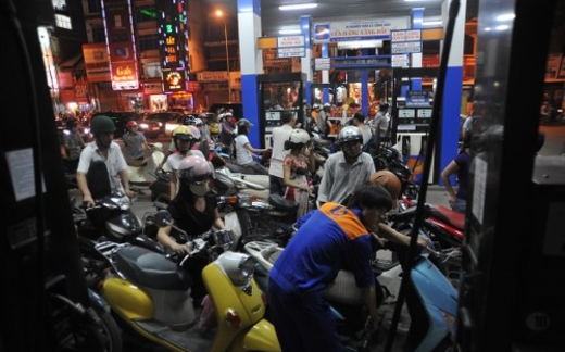 Giá xăng tăng mức kỷ lục: Quyết định gây tranh cãi