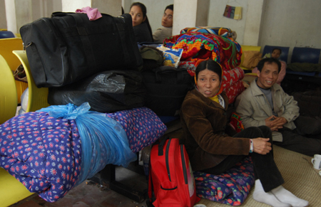 Người nghèo vật vã trong giá rét