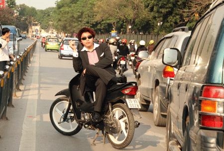 Phát ngôn hành động: Chuyện gây choáng và văn hoá “cúi đầu”