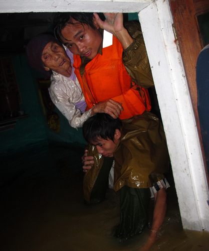 100.000 nhà dân chìm trong lũ, 19 người chết, 4 người mất tích