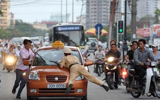 Công an được 'nổ súng': Lợi bất cập hại