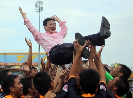 Bầu Kiên lần đầu bị "tấn công" dữ dội