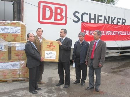 CỘNG ĐỒNG NGƯỜI VIỆT NAM CHIA SẺ VỚI NGƯỜI DÂN BALAN TRONG THẢM HỌA THIÊN TAI LŨ LỤT