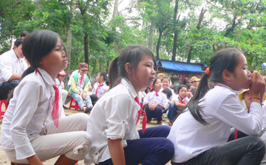 Tịch thu, cắt dép của học trò nghèo