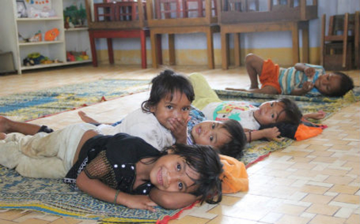 Xót xa nhìn trẻ mầm non ăn cơm với… dế mèn