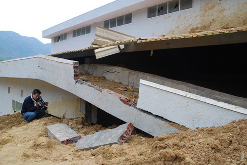 Lào Cai: sạt lở đất vùi lấp Nhà máy thủy điện Sử Pán 2