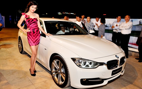 Ôtô mới liên tiếp chào hàng, sức mua vẫn chậm