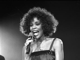 Thần tượng ca nhạc Whitney Houston đột ngột từ trần