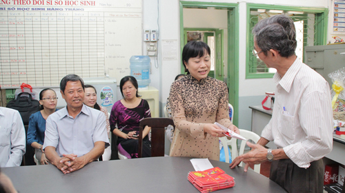 Đau đầu thưởng tết giáo viên