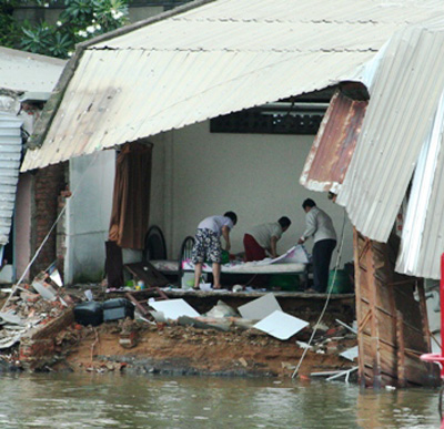 TPHCM: 11 căn nhà “lọt” xuống sông trong đêm
