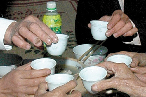 Cảnh báo từ việc 6 người chết do ngộ độc rượu tự nấu