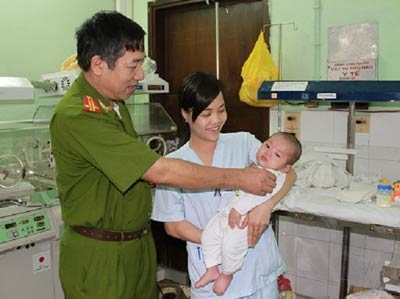 Đấu trí với những kẻ mạo danh "bố mẹ nuôi"