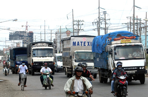 Lúng túng ngày đầu thu phí cao tốc TP HCM - Trung Lương