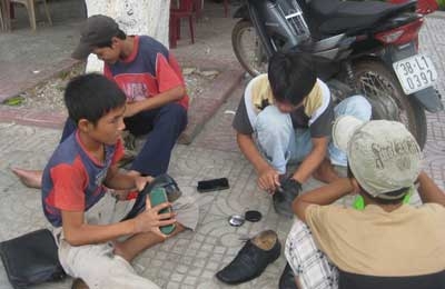 Quảng Bình: Học sinh đua nhau bỏ học đi... đánh giày