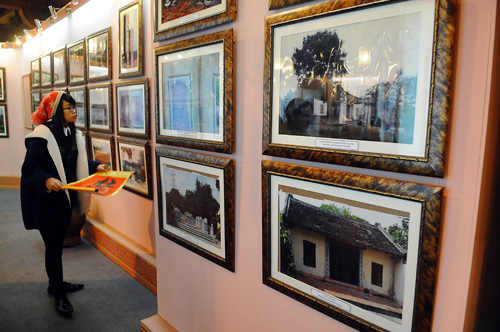 Tấp nập xin chữ 'đỗ đạt' ở hội xuân Hà Nội