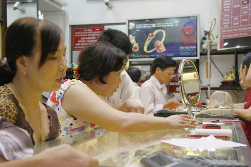 Người dân Hà Nội xếp hàng mua vàng