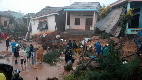 Nước lũ xé nát quốc lộ 1A