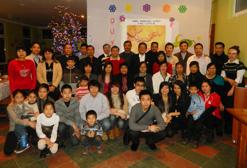 Đại sứ Việt Nam tại Ba Lan kiêm nhiệm Lít-va thăm và chúc tết cộng đồng người Việt Nam tại Lít-va