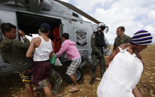 Nhân viên cứu trợ ra sức tới giúp nạn nhân bão lụt ở Philippines