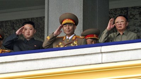 Kim Jong-un lại xuất hiện cùng cha
