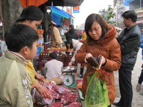 Nam Định: Đến chợ Viềng săn “hàng độc”