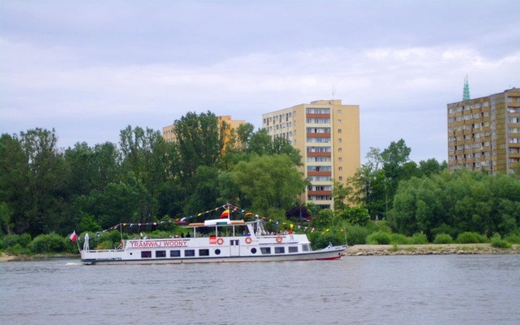 Dòng sông Vistula mùa xuân hè