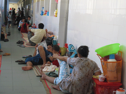 TP.HCM: Khủng khiếp cảnh vạ vật chờ khám bệnh