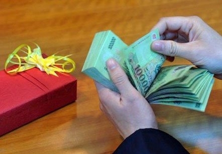 Mừng tuổi vé số, sim đẹp và... đô la âm phủ