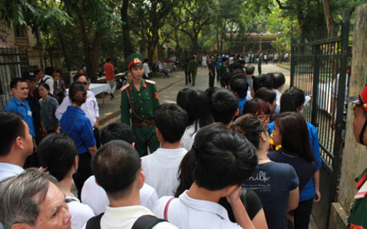 Hàng ngàn người rơi lệ viếng Đại tướng tại nhà