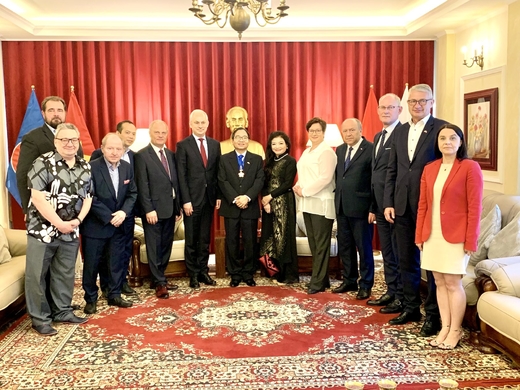 Đại sứ Vũ Đăng Dũng chúc mừng

Nhóm Nghị sỹ hữu nghị Ba Lan – Việt Nam