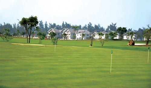 Biệt thự - sân golf: Ai cứu ai?