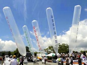 Dân Hàn Quốc rải truyền đơn lên án Bắc Triều Tiên