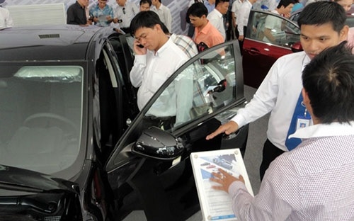 Cấm mua ôtô, xe máy bằng tiền mặt: Câu hỏi lộ trình