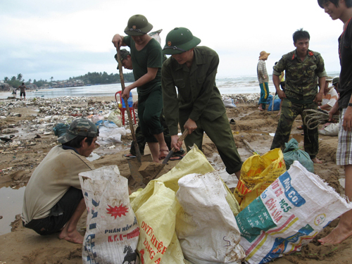 Tan hoang làng chài Phước Thiện sau lũ
