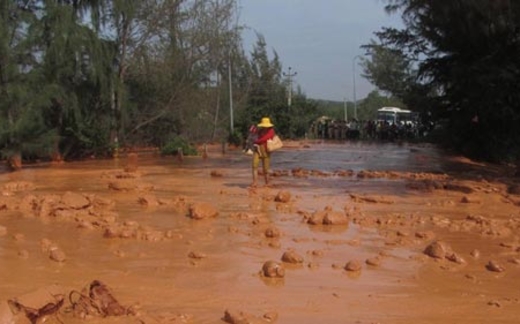 Bình Thuận: Vỡ hồ bùn đỏ, dân hoảng sợ