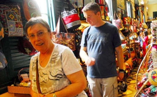 Khách sạn ế nặng